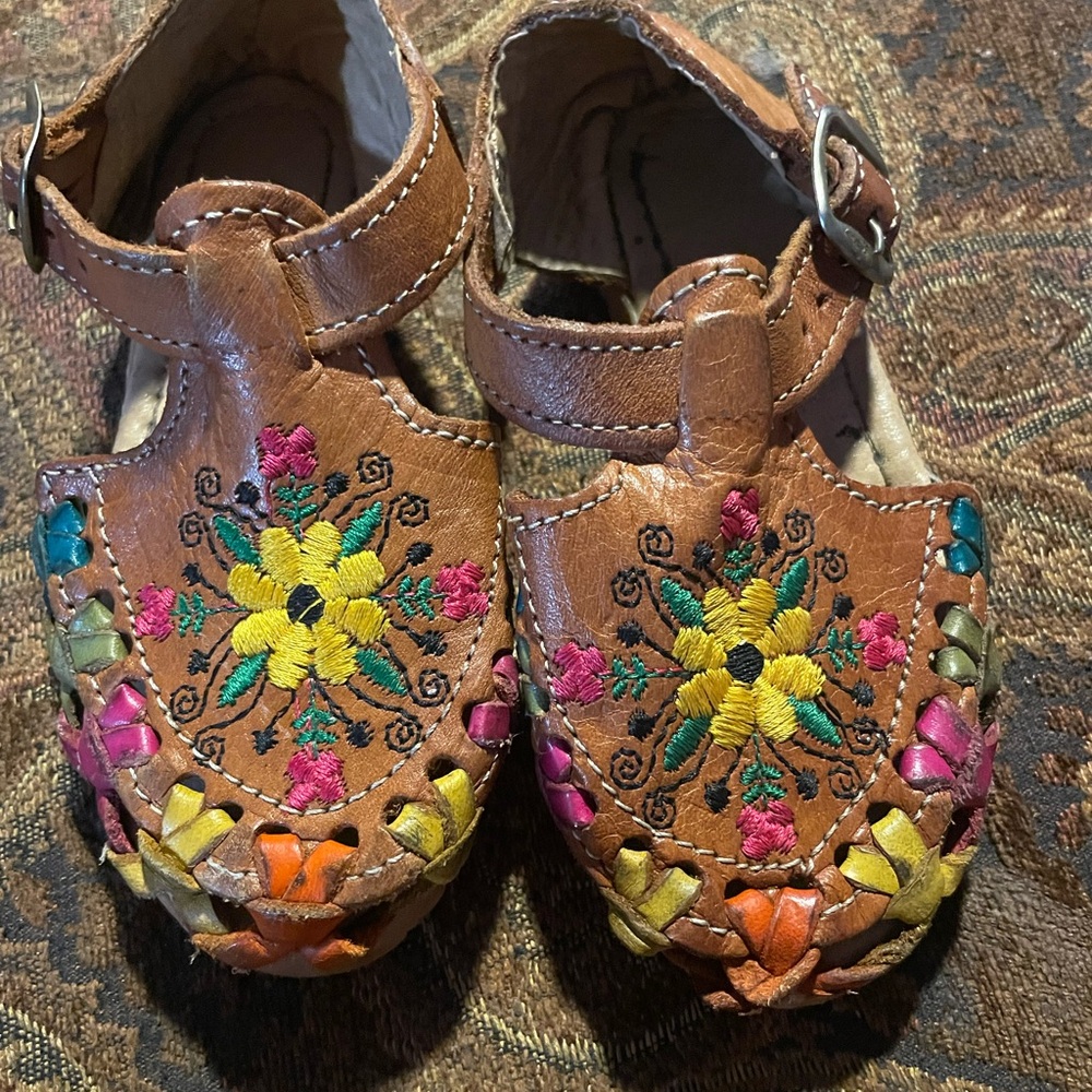 Embroidered Leather Chanclas from MX
